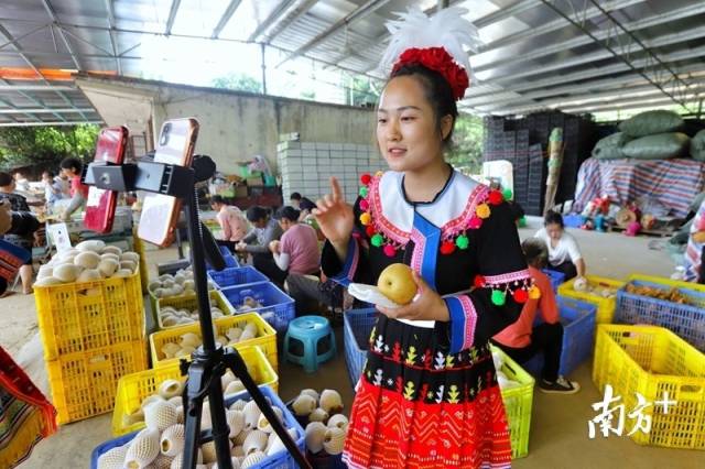 身著當(dāng)?shù)靥厣褡宸椀木W(wǎng)紅正在進(jìn)行帶貨直播。梁素雅 攝