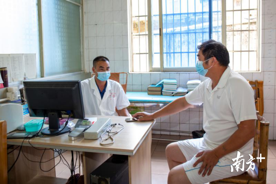 山塘醫(yī)院醫(yī)生張建忠為老李進(jìn)行復(fù)診。