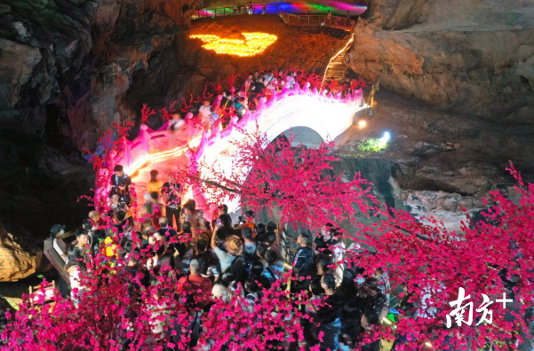 眾多游客到連州地下河的鵲橋體驗游玩。