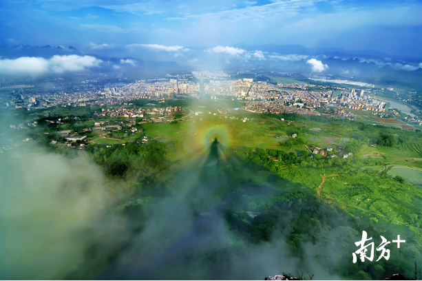 巾峰佛光。劉志成 攝