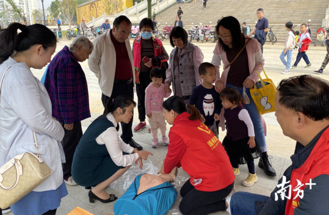 急救知識(shí)示范普及。