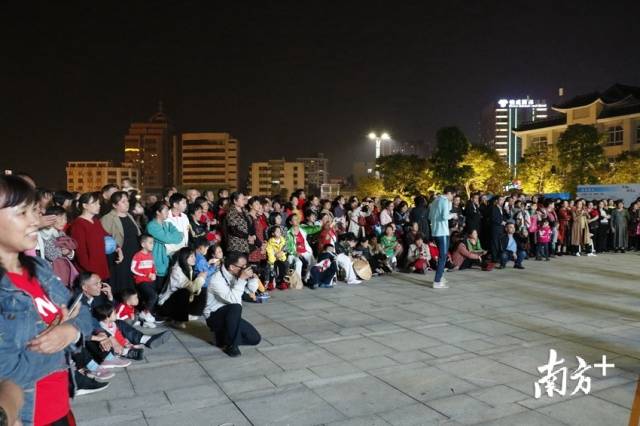 活動(dòng)吸引了眾多市民群眾。段燦 攝