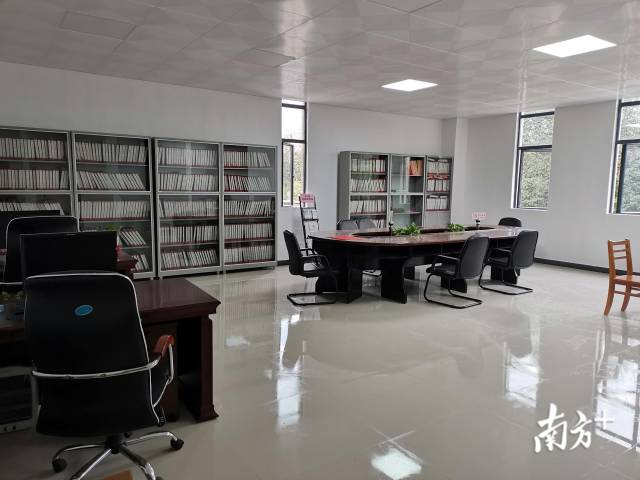 目前，連州市檔案館新館已建成使用，并已對(duì)外開放社會(huì)查閱服務(wù)。