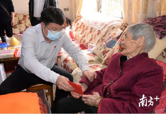 在黃廣珍家，唐慶衛(wèi)對(duì)老人噓寒問(wèn)暖，送上慰問(wèn)金，向老人拜個(gè)早年。黃津 攝