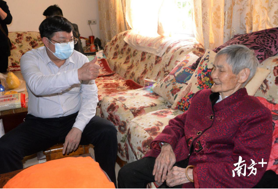 在百歲老人黃廣珍家，連州市長(zhǎng)唐慶衛(wèi)豎起大拇指點(diǎn)贊老人。黃津 攝