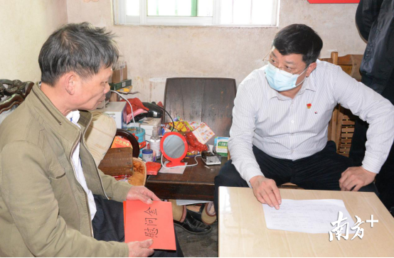 唐慶衛(wèi)希望黃貴標(biāo)，要叮囑小兒子讀好書(shū)來(lái)，爭(zhēng)取考上好的大學(xué)。黃津 攝