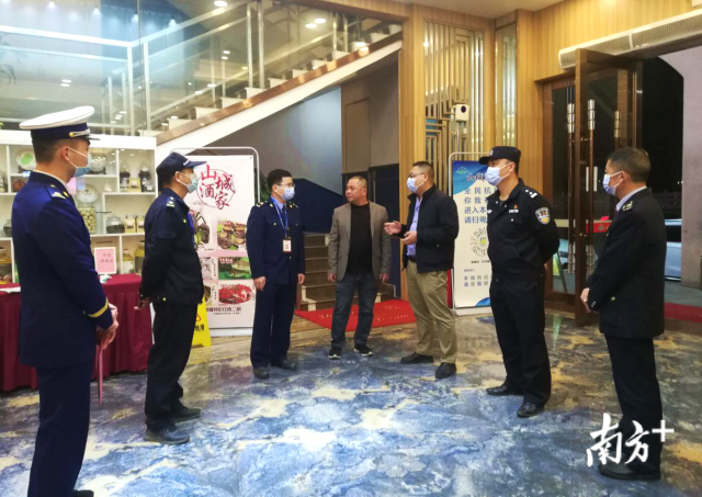 連州組建聯(lián)合檢查組對(duì)餐飲服務(wù)單位開(kāi)展疫情防控和食品安全、消防安全檢查。