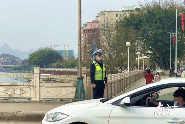 上午7點(diǎn)30分，連州市公安民警吳常超就來(lái)到了南門(mén)橋頭，開(kāi)始了一天的交通路口站崗工作。