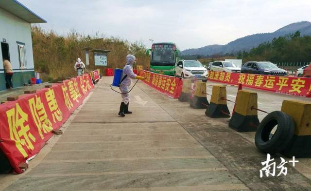 對省交界鳳頭嶺檢測點進(jìn)行消毒。