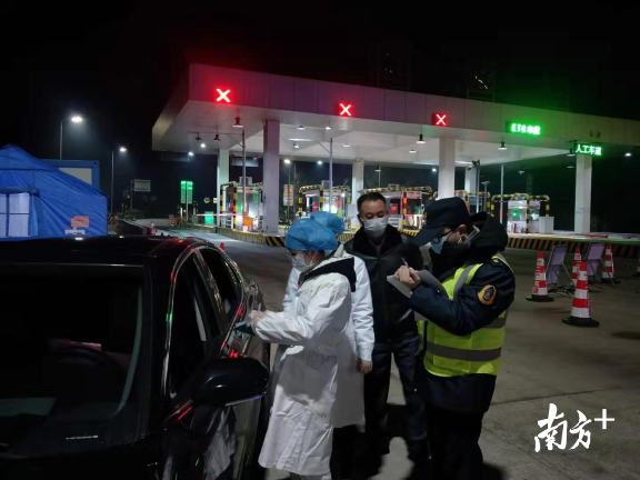 醫(yī)務(wù)、交警等人員在防控點(diǎn)24小時(shí)值守。