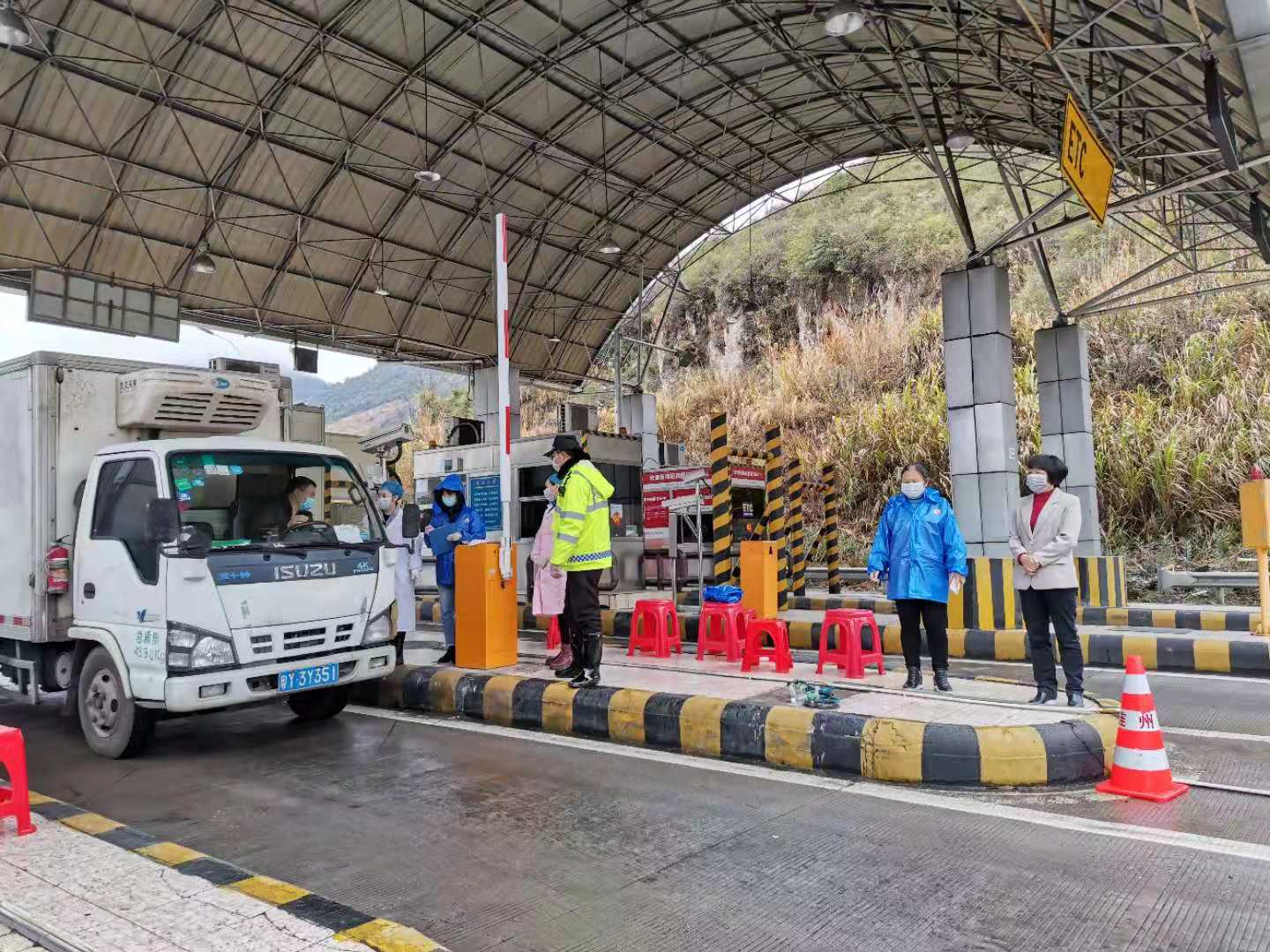 水足塘檢查站：值守人員對(duì)過往車輛、人員進(jìn)行排查