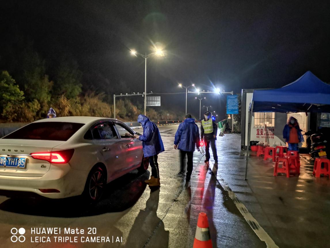 值守人員對(duì)過往車輛、人員進(jìn)行排查