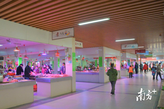 “美顏”升級后的肉菜市場。張曉欣 攝