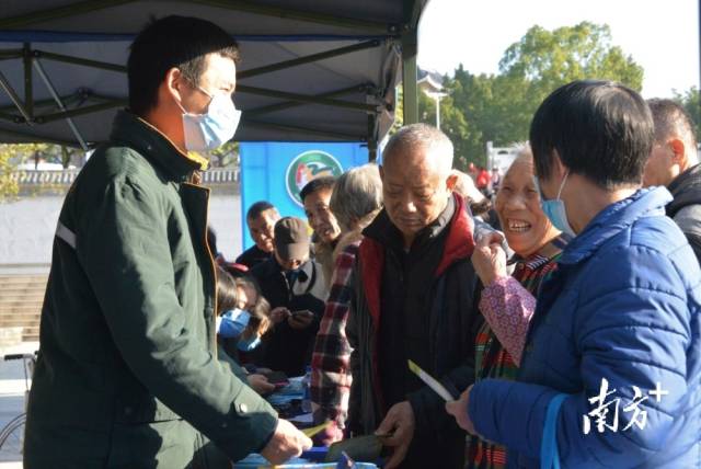 活動以互動體驗、展示咨詢等方式，向群眾宣傳交通安全知識。張曉欣 攝