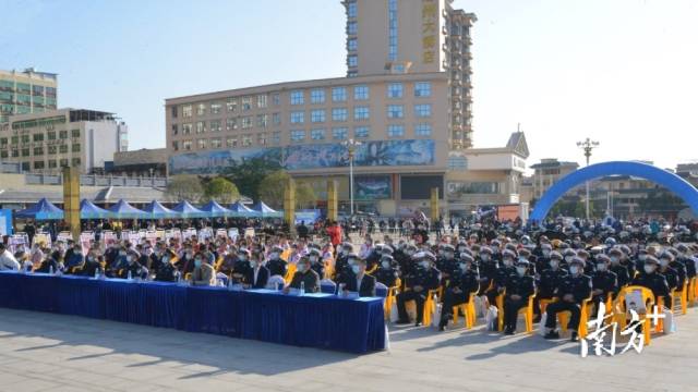 相關(guān)政府機關(guān)單位、行業(yè)代表、師生代表、市民群眾等參加活動。張曉欣 攝