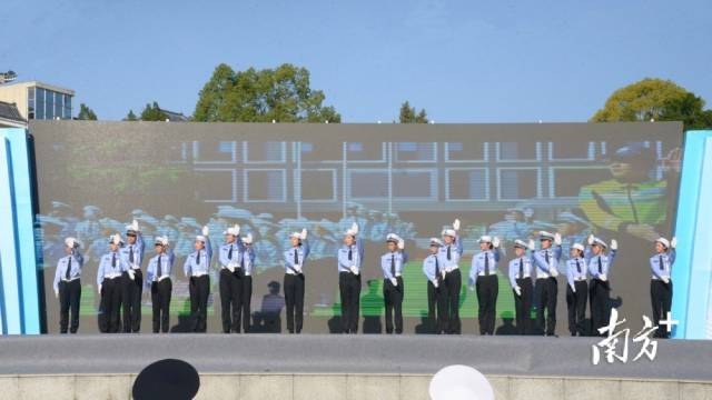 少年交警手勢操表演。張曉欣 攝