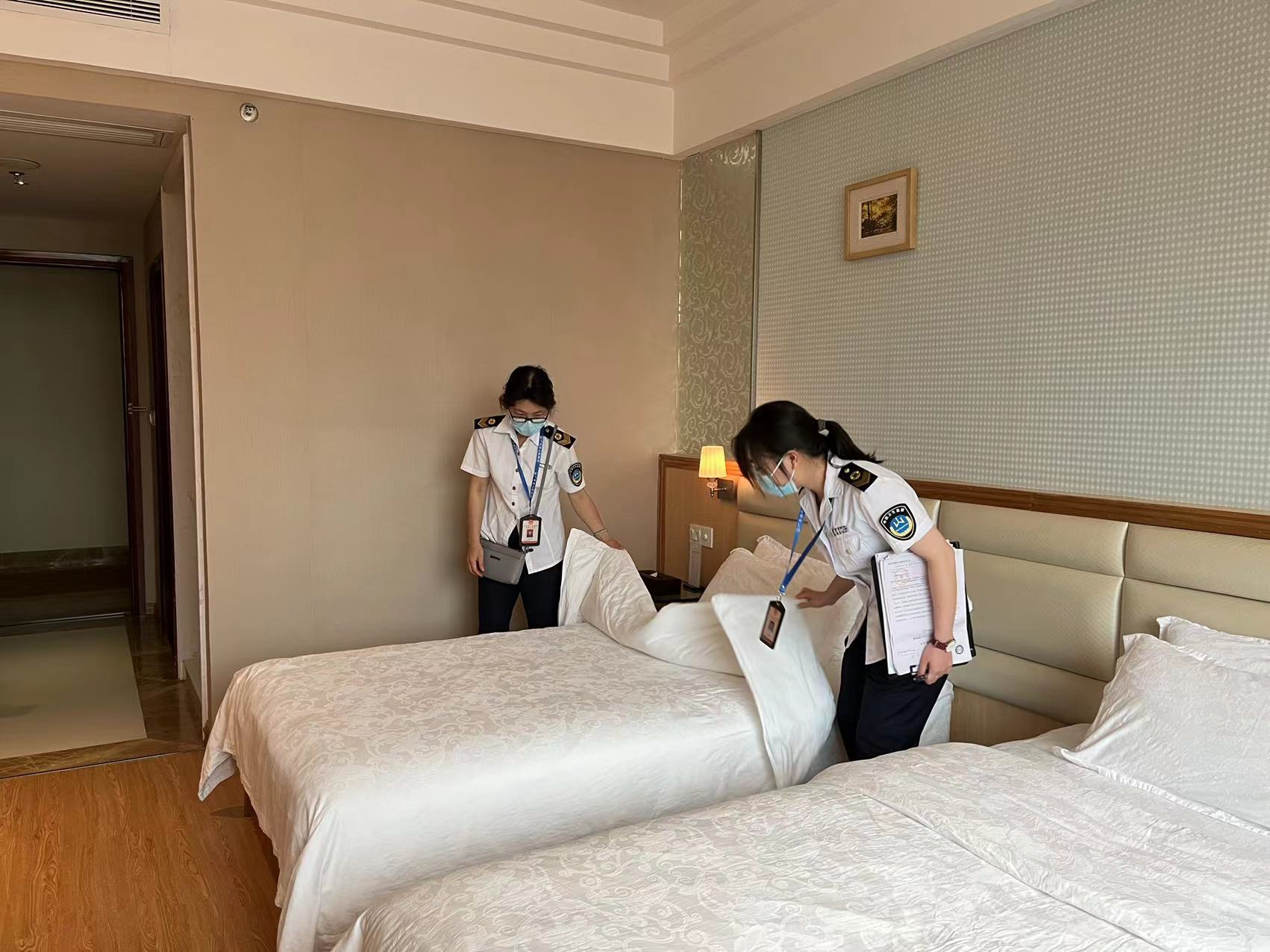 連州市衛(wèi)生監(jiān)督所執(zhí)法人員對(duì)公共用品用具清洗、消毒、保潔情況進(jìn)行檢查.jpg