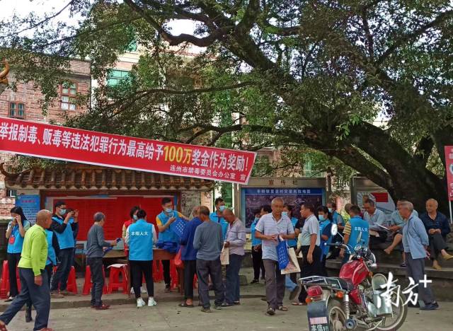 豐陽鎮(zhèn)人大代表在夏湟村的榕樹下舉行“微講堂”，用當(dāng)?shù)胤窖韵蛉罕娭v述毒品危害。通訊員供圖
