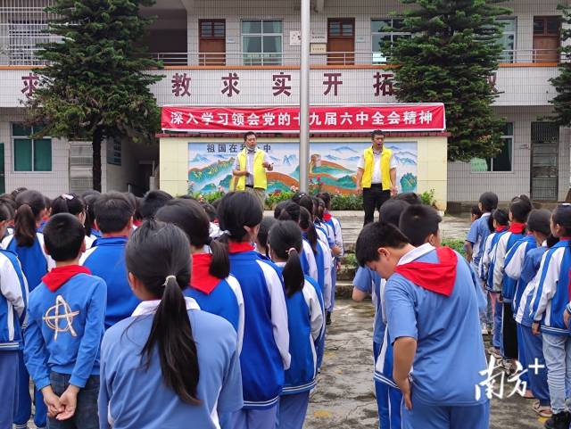 九陂鎮(zhèn)各中小學(xué)校開展未成年人防溺水安全教育宣傳。