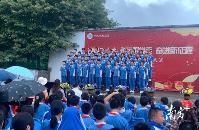 九陂鎮(zhèn)中心學(xué)校開展藝術(shù)展演活動(dòng)。