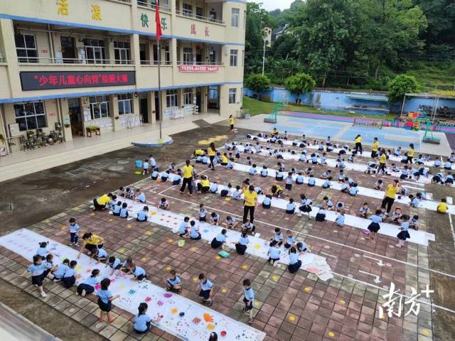 九陂鎮(zhèn)中心幼兒園開展“少年兒童心向黨”主題繪畫大賽。