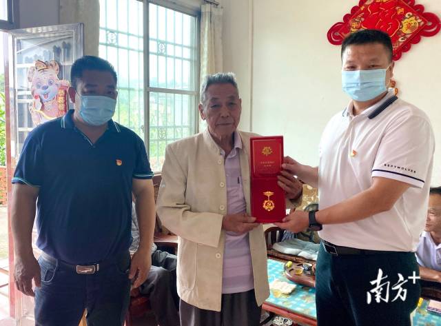 走訪慰問老黨員，并送上“光榮在黨50年”紀(jì)念章。