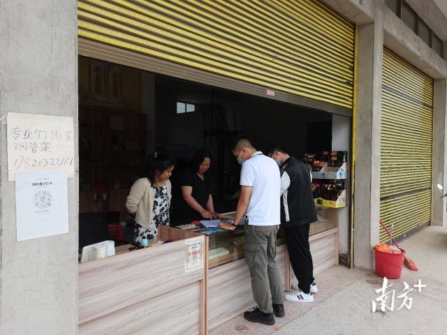 執(zhí)法人員給商家細(xì)致解釋政策。