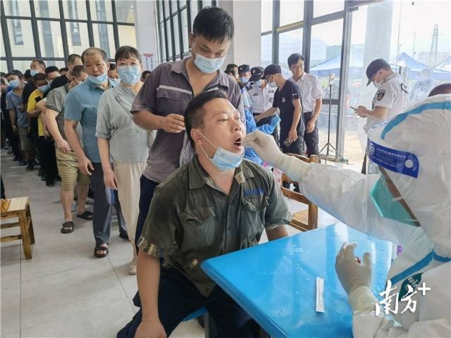 群眾有序排隊(duì)開展核酸檢測。