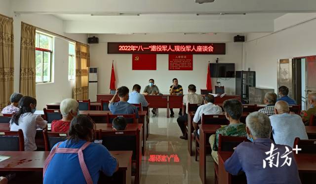 召開村級退役軍人、現(xiàn)役軍人座談會(huì)。
