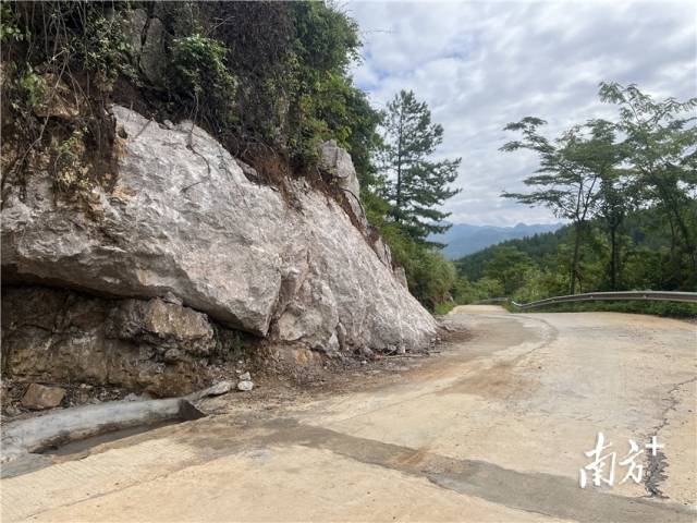 山石被清理后，道路此處的視野變得很是開闊。