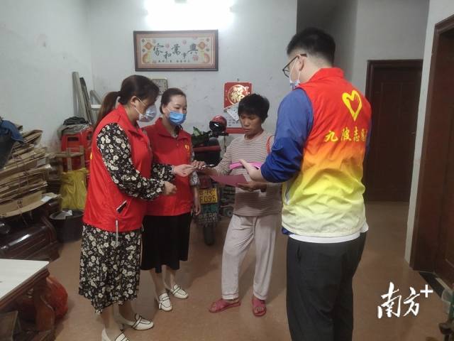 進(jìn)村入戶開展森林防滅火宣傳。