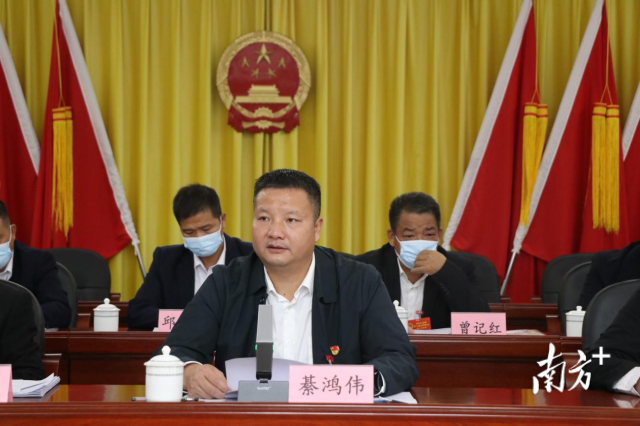 連州市委常委、副市長(zhǎng)、九陂鎮(zhèn)黨委書(shū)記綦鴻偉作講話。