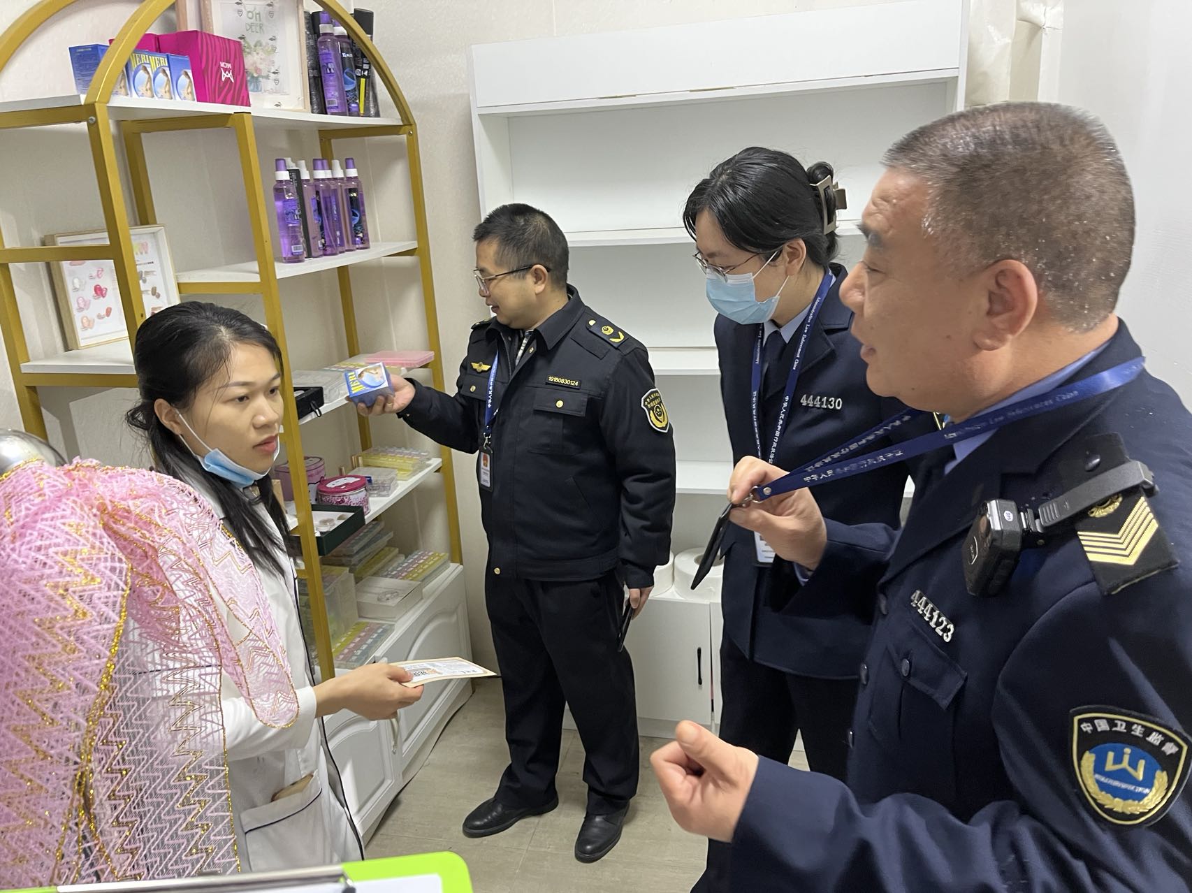 連州市衛(wèi)生健康局聯(lián)合市公安、市場(chǎng)監(jiān)督管理等部門開(kāi)展打擊非法醫(yī)療美容專項(xiàng)檢查.jpg