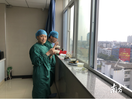 在走廊中就餐。