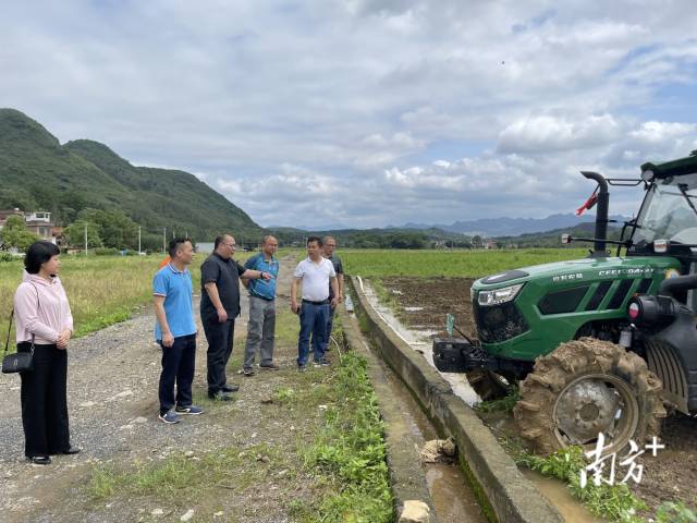 到田間查看耕地機(jī)工作情況。