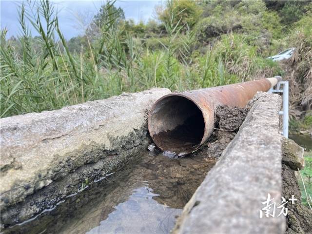 連接兩岸的跨河水渠。
