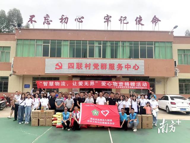 慰問活動(dòng)現(xiàn)場(chǎng)。