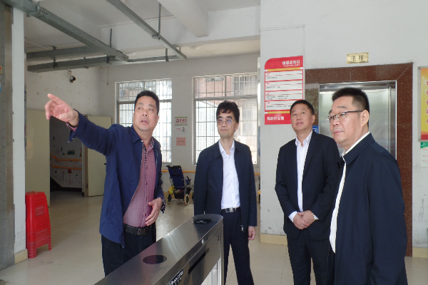 圖為2023年11月28日連州市殘聯(lián)向廣東省殘聯(lián)黨組書記、理事長陳學軍（右二）介紹連州市殘疾人服務設(shè)施情況.JPG