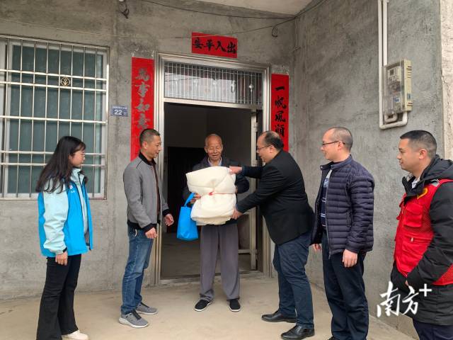 給困難群眾送御寒物資。