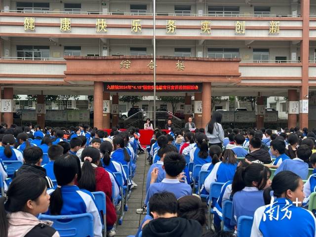 進(jìn)校園宣講。