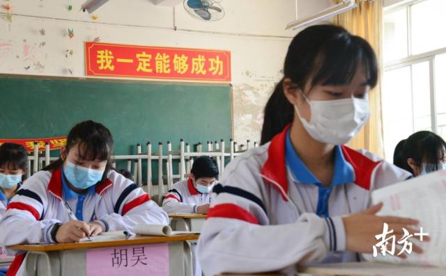 4月27日，連州第一批返校的初三、高三學生已經返校。記者黃津 攝